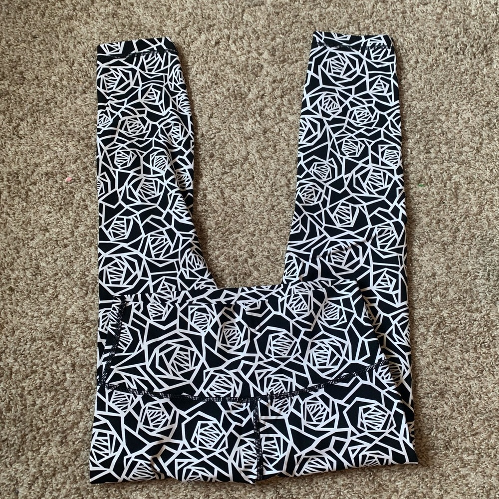 NWOT - CUTE and flattering lululemon leggings!